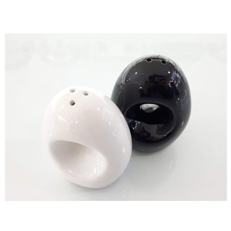 SALT AND PEPPER SET BLACK AND WHITE